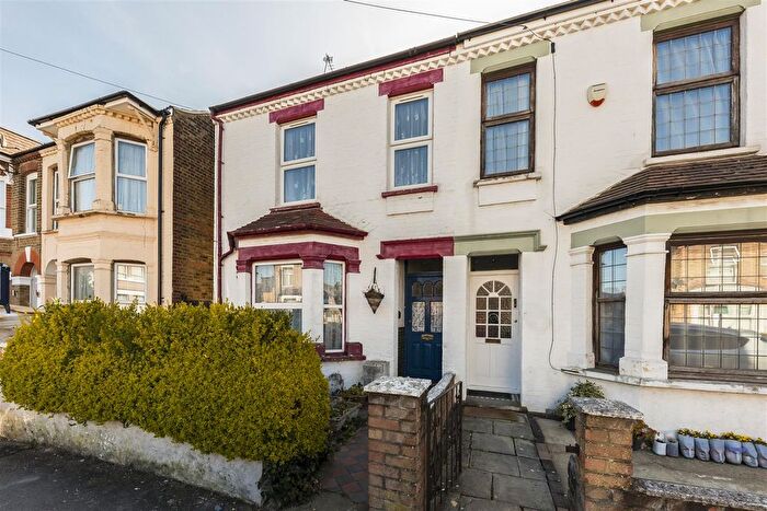 3 Bedroom Semi-Detached House For Sale In Cromwell Road, Hayes, UB3