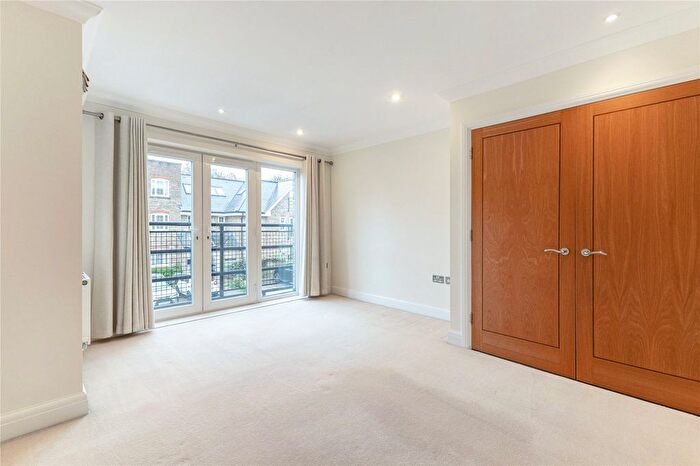 2 Bedroom Flat To Rent In Dowgate House, Whittets Ait, Weybridge, KT13