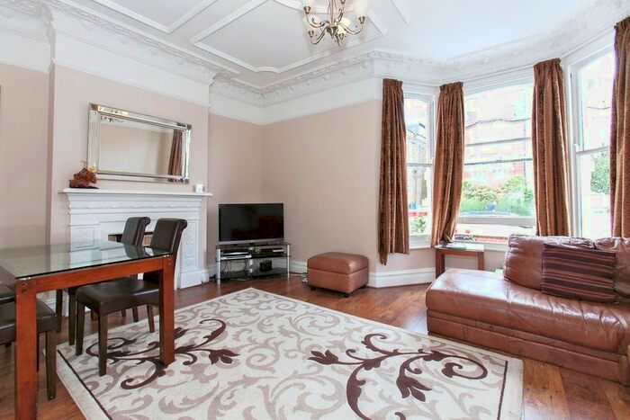 2 Bedroom Flat To Rent In Woodside, Wimbledon, SW19