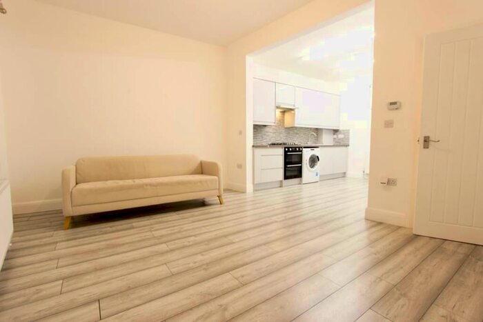 2 Bedroom Apartment To Rent In Barrett's Grove, London, N16
