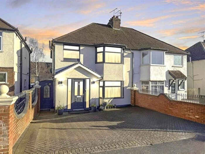 3 Bedroom Semi-Detached House For Sale In Deaconfield Road, Hemel Hempstead, HP3