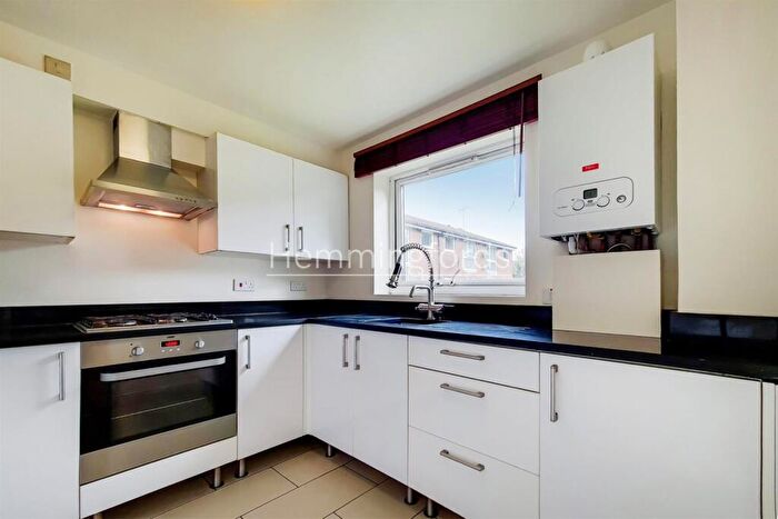 2 Bedroom Apartment To Rent In Larch Close, Friern Barnet, N11
