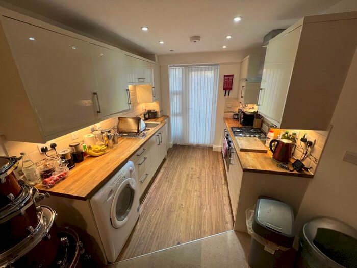 2 Bedroom Apartment To Rent In Rhymney Terrace, Cardiff, CF24