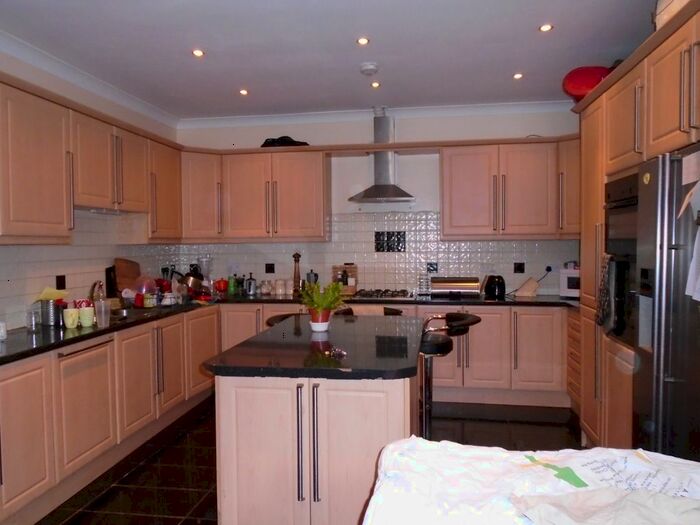 3 Bedroom Flat To Rent In Archway Road, Highgate, N6