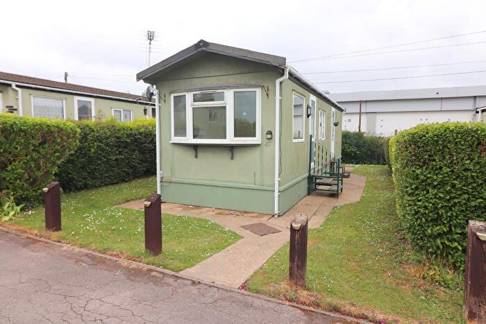 1 Bedroom Park Home To Rent In Westbourne Park, Nursery Road, Luton, Bedfordshire, LU3