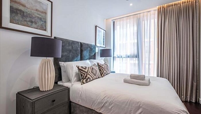 3 Bedroom Flat To Rent In Thornes House, Charles Clowes Walk, Vauxhall, London, SW11