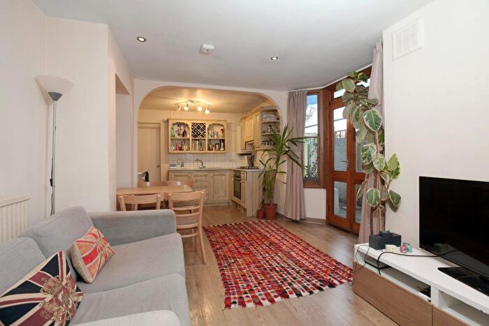 2 Bedroom Flat To Rent In London, SW11