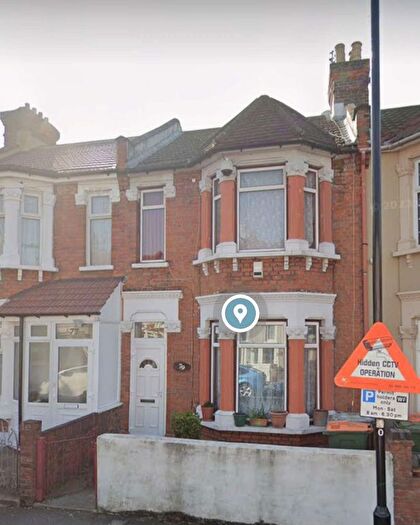 Terraced House To Rent In Stondon Walk, London, E6