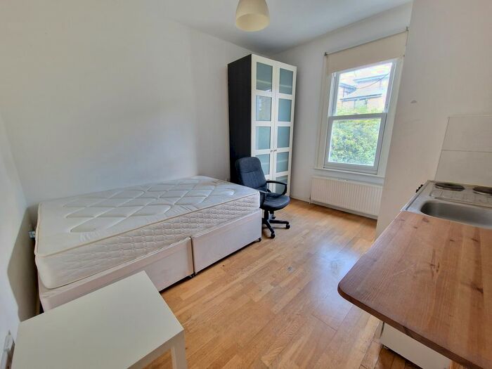 Studio To Rent In Finsbury Park Road, London, N4