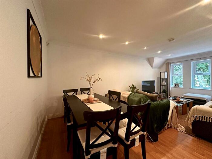 2 Bedroom Apartment To Rent In Greystones Court, Roundhay, LS8