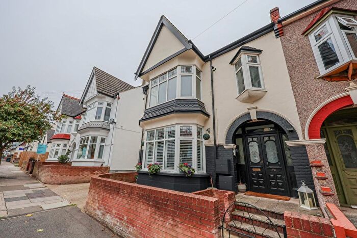 1 Bedroom Flat For Sale In Leigh Hall Road, Leigh On Sea, SS9