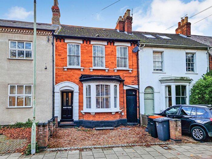 4 Bedroom Terraced House For Sale In Foster Hill Road, Bedford, MK40