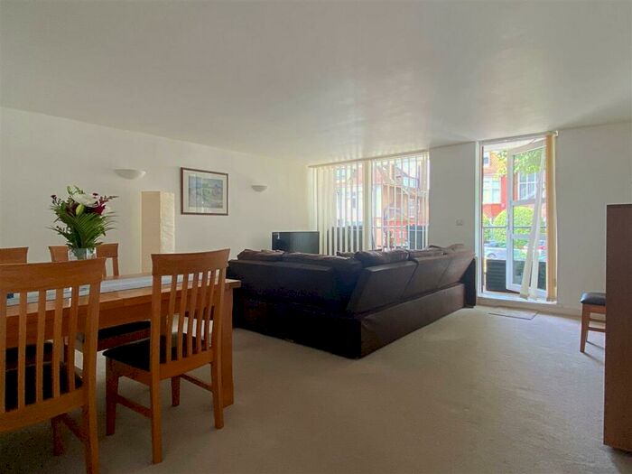 2 Bedroom Flat To Rent In Palmeira Avenue, BN3