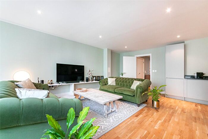 2 Bedroom Apartment To Rent In Trinity Tower, Quadrant Walk, Canary Wharf, London, E14
