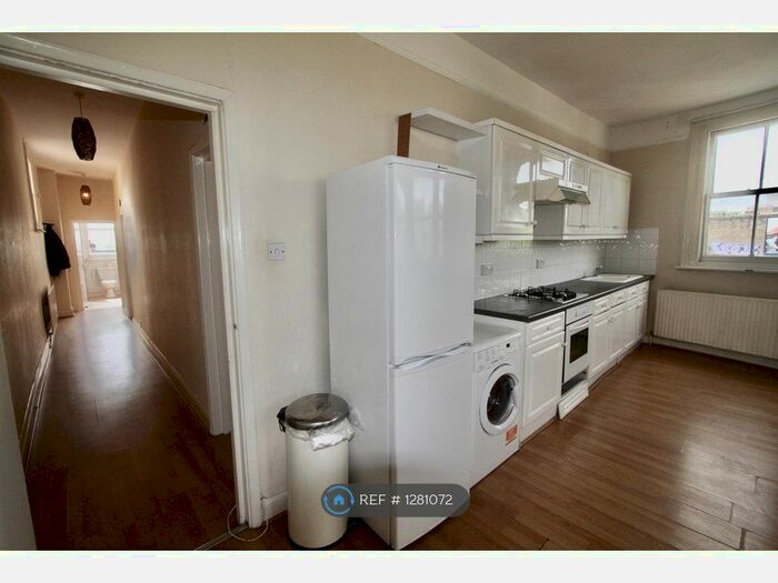 2 Bedroom Flat To Rent In Streatham High Road, London, SW16