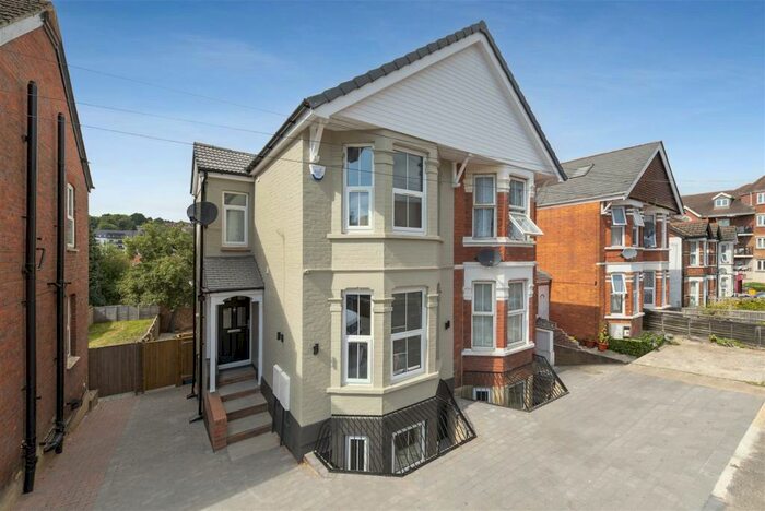 5 Bedroom House Of Multiple Occupation To Rent In Roberts Road, High Wycombe, HP13