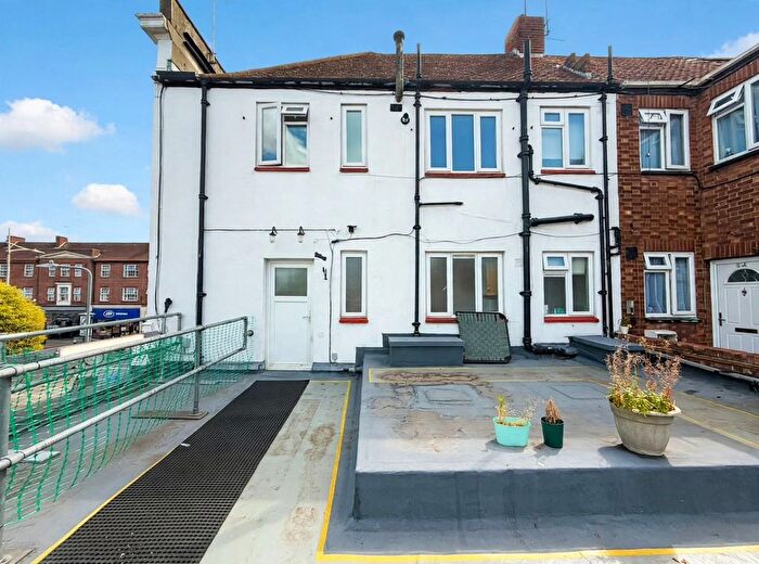 2 Bedroom Flat To Rent In High Street, Ilford, IG6