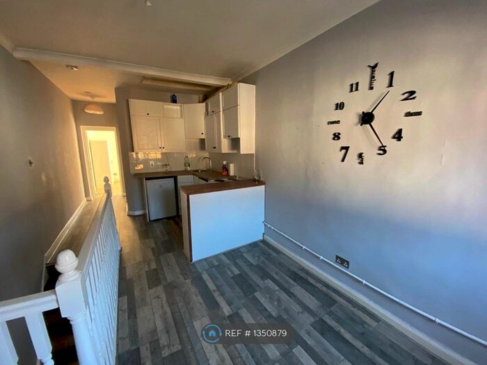 1 Bedroom Flat To Rent In Queens Road, Watford, WD17