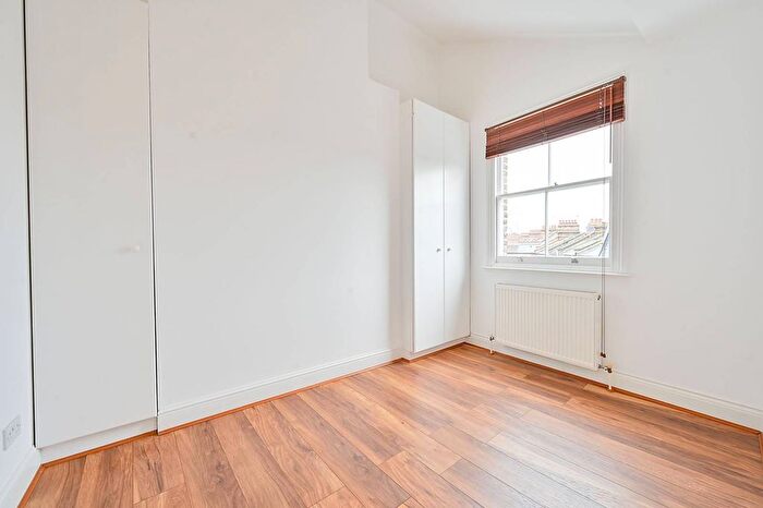 1 Bedroom Flat To Rent In Askew Road, Shepherd's Bush, London, W12