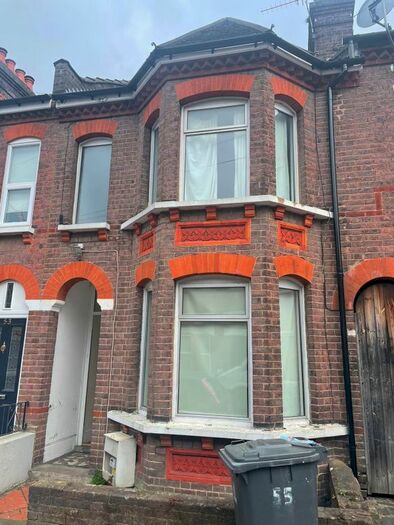 4 Bedroom Semi-Detached House To Rent In Lyndhurst Road, Luton, LU1