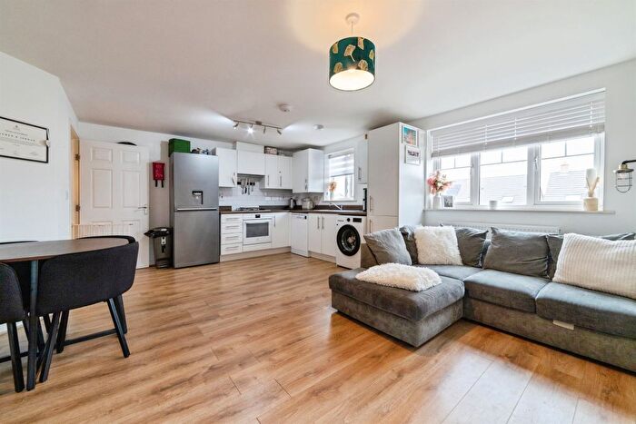 2 Bedroom Flat For Sale In Arnold Close, Hertford, SG13