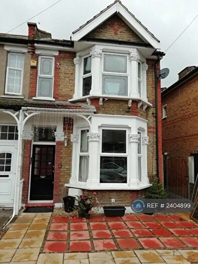 4 Bedroom Semi-Detached House To Rent In Farnham Road, Seven Kings, IG3