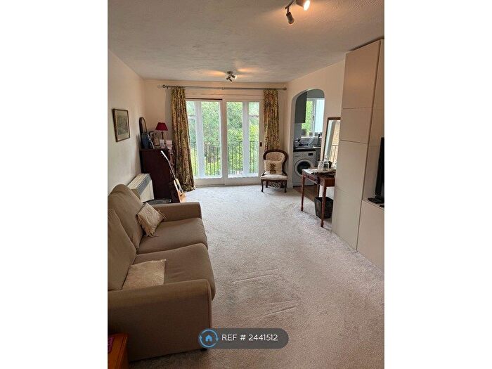 2 Bedroom Flat To Rent In Parkview Court, London, SW18