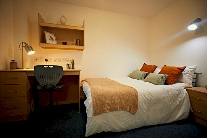 Apartment To Rent In Apt, Cambridge House #, M15