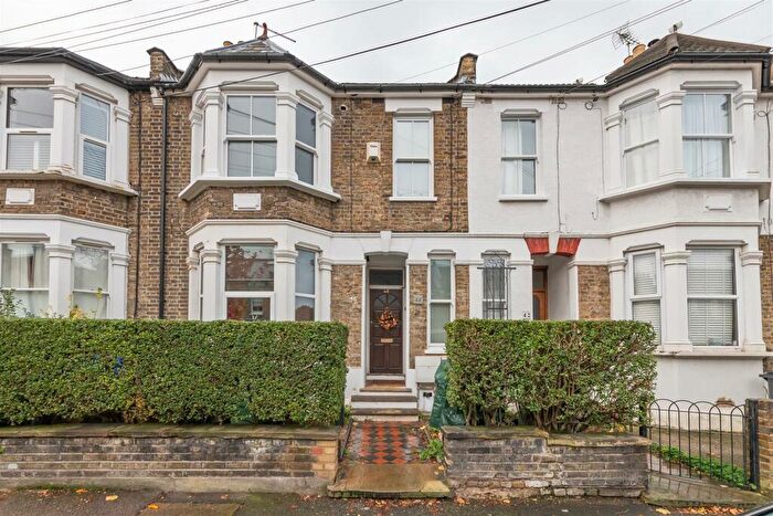 3 Bedroom Flat To Rent In Newport Road, Leyton, E10