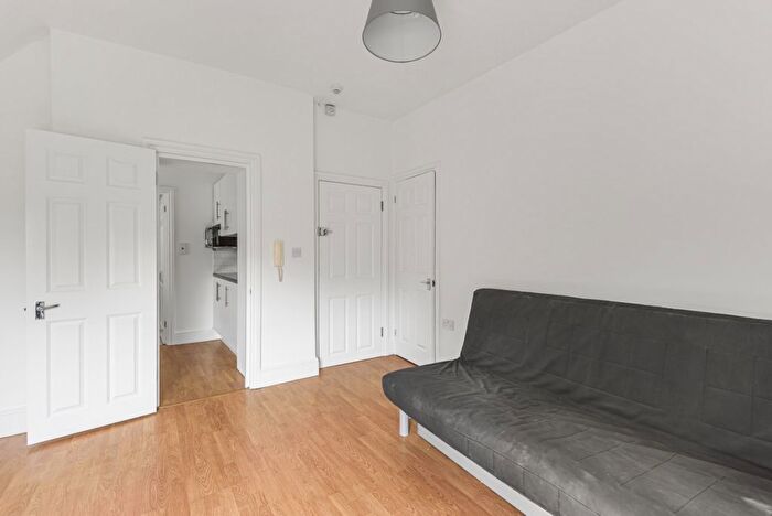 Studio To Rent In Tetherdown, London, N10