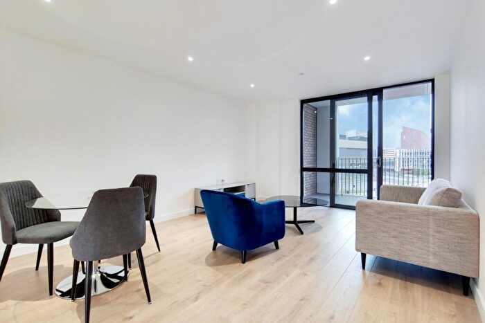 3 Bedroom Flat To Rent In Giles House, Stratford, E15