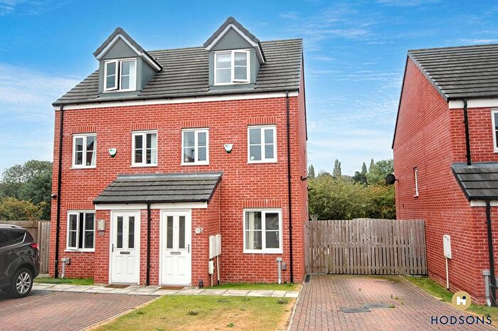 3 Bedroom Semi-Detached House For Sale In Rhubarb Hill, Wakefield, WF2