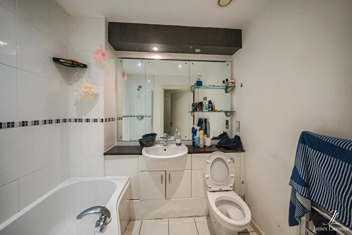 2 Bedroom Apartment For Sale In Hive Apartments, Masshouse Plaza, Birmingham City Centre, B5