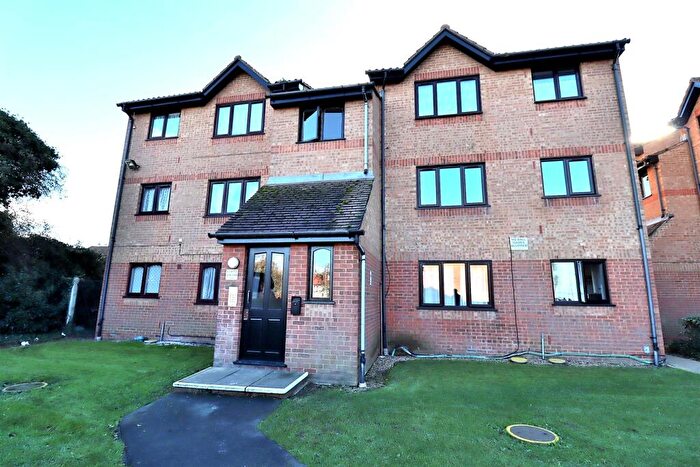 Flat To Rent In Larmans Road, Enfield, EN3