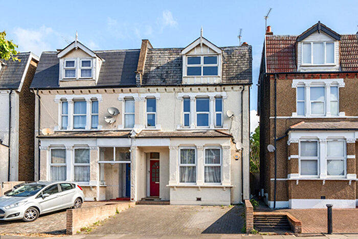 2 Bedroom Apartment For Sale In Palmerston Crescent, London, N13