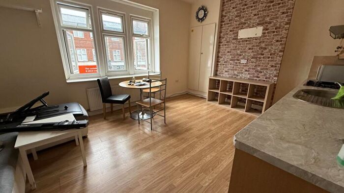 2 Bedroom Apartment To Rent In Green Lanes, Palmers Green, N13