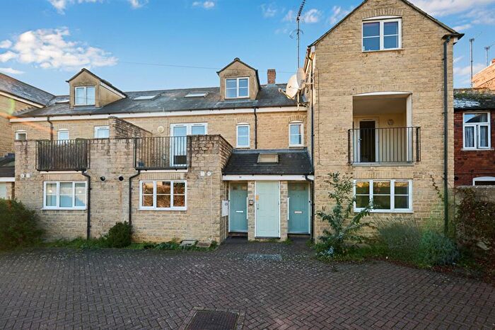2 Bedroom Flat To Rent In The Crofts, Witney, OX28