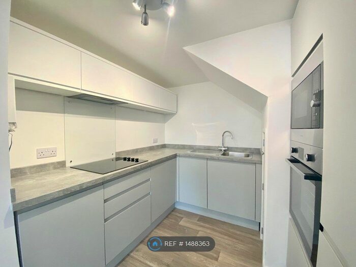 2 Bedroom Flat To Rent In Gyllyngvase Road, Falmouth, TR11