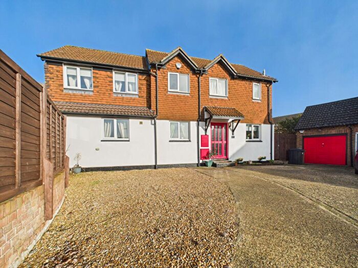 5 Bedroom Detached House For Sale In Lennox Close, Calcot, RG31