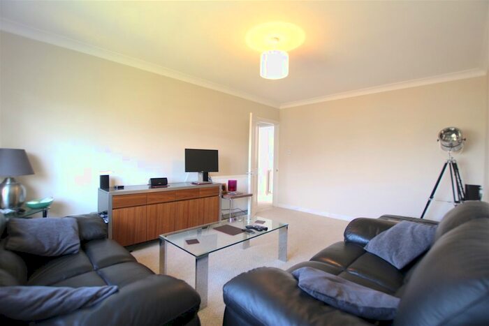 2 Bedroom Maisonette To Rent In The Vineries, London, N14