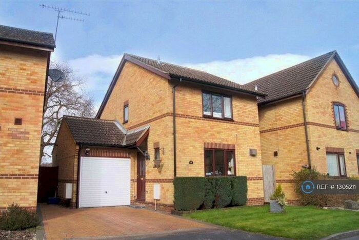 3 Bedroom Detached House To Rent In Newton Road, Farnborough, GU14