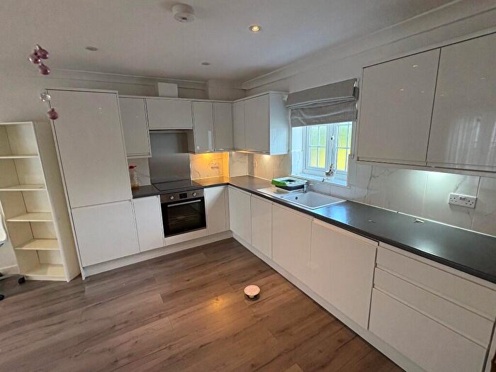 2 Bedroom Flat To Rent In Queens Road, Weybridge, Surrey, KT13