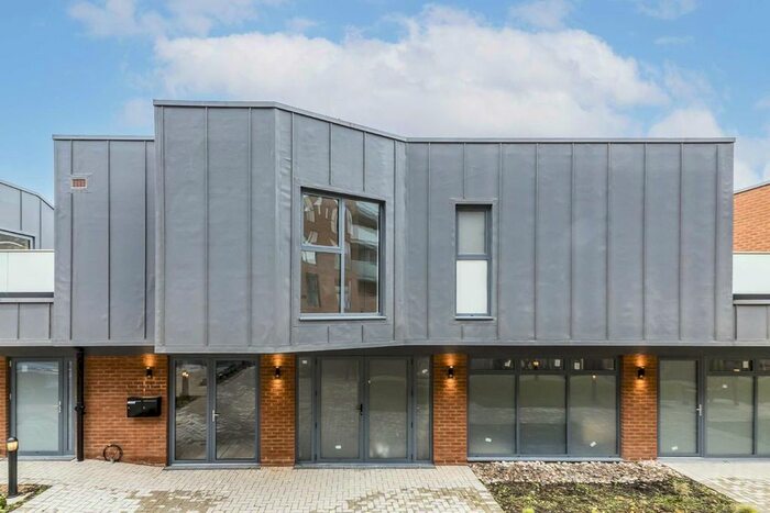 1 Bedroom Flat To Rent In East Road, London, SW19