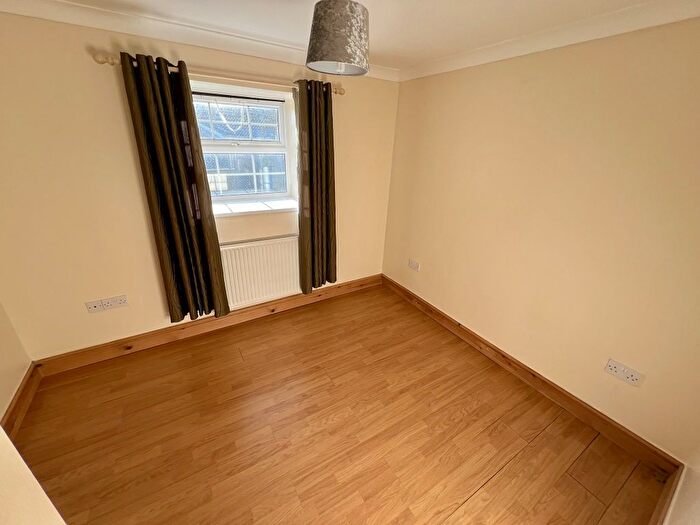 2 Bedroom Flat To Rent In Wellfield Road, Carmarthen, Carmarthenshire, SA31