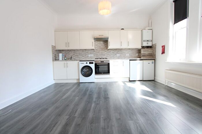 3 Bedroom Flat To Rent In Half Moon Lane, London, SE24