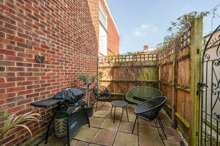 2 Bedroom Flat To Rent In Woodside, Wimbledon, London, SW19