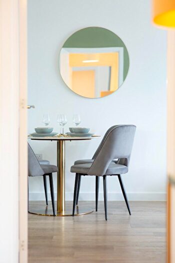 2 Bedroom Apartment To Rent In Old Market Place, Farnham, Surrey, GU9