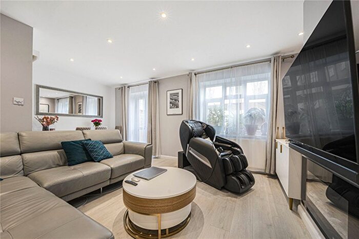3 Bedroom Maisonette To Rent In Frensham Drive, Roehampton, SW15
