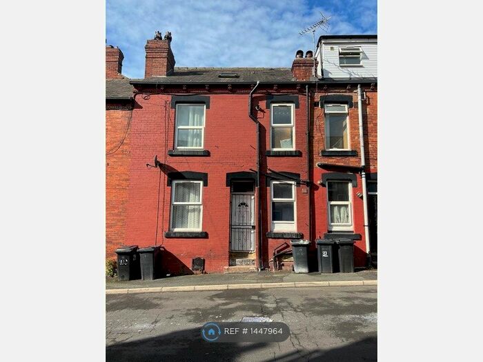2 Bedroom Terraced House To Rent In Woodview Mount, Leeds, LS11