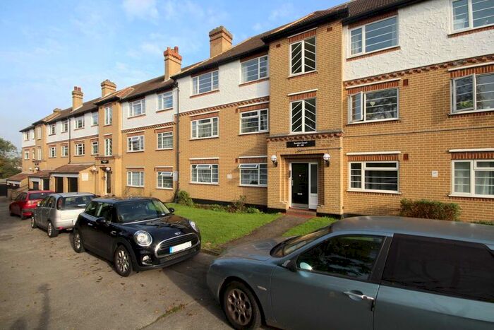 3 Bedroom Flat To Rent In Churchview Road, Twickenham, TW2